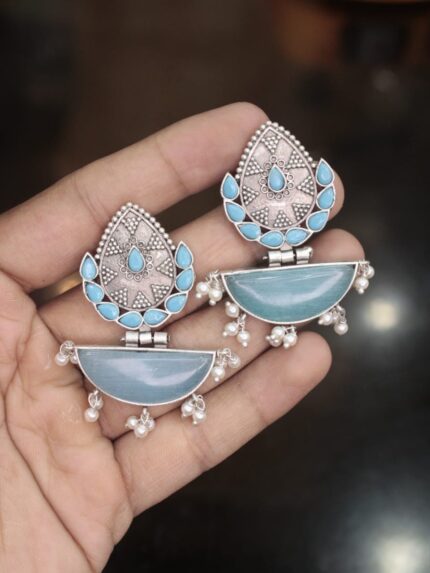 Elegant Contemporary Jewellery Piece 681