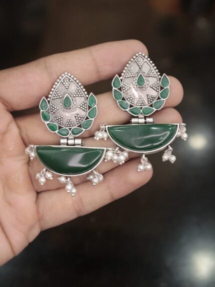 Elegant Contemporary Jewellery Piece 680