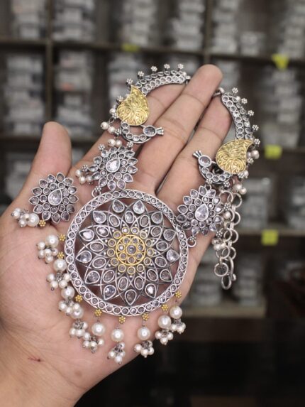 Elegant Contemporary Jewellery Piece 661
