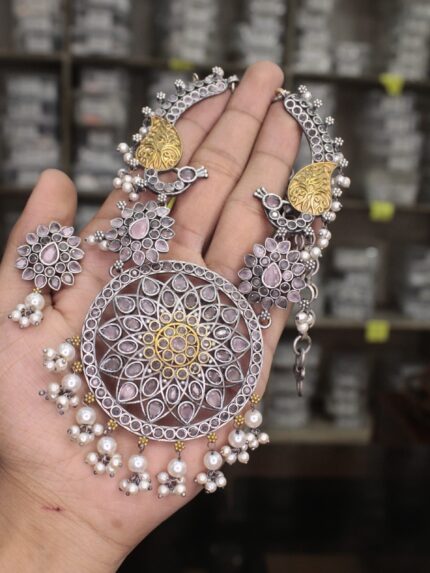 Elegant Contemporary Jewellery Piece 660