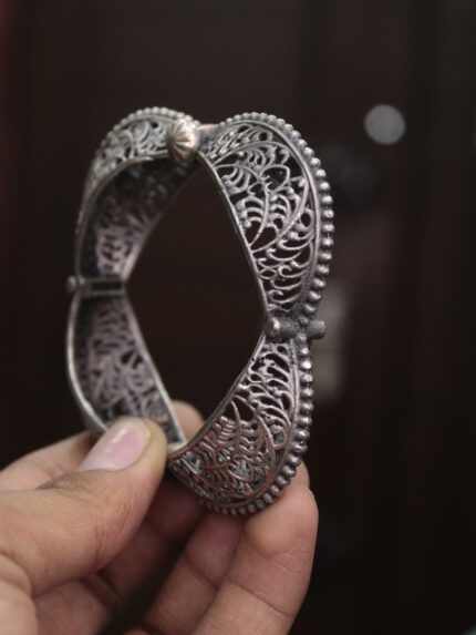Elegant Contemporary Jewellery Piece 600