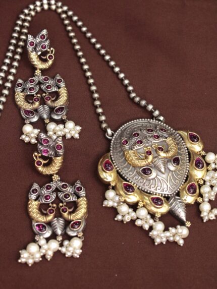 Elegant Contemporary Jewellery Piece 560