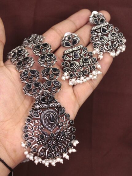 Elegant Contemporary Jewellery Piece 540