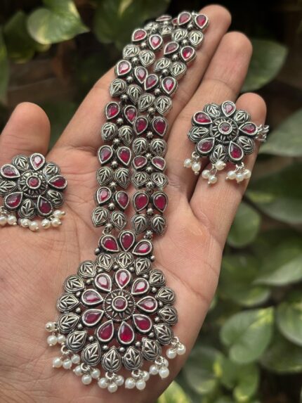 Elegant Contemporary Jewellery Piece 521