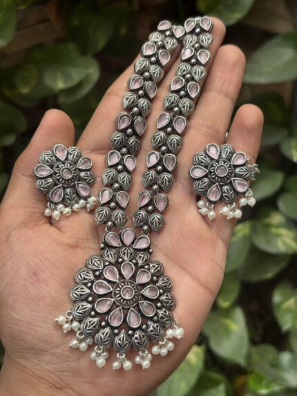 Elegant Contemporary Jewellery Piece 520