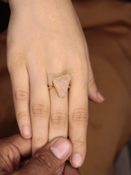 Elegant Contemporary Jewellery Piece 121
