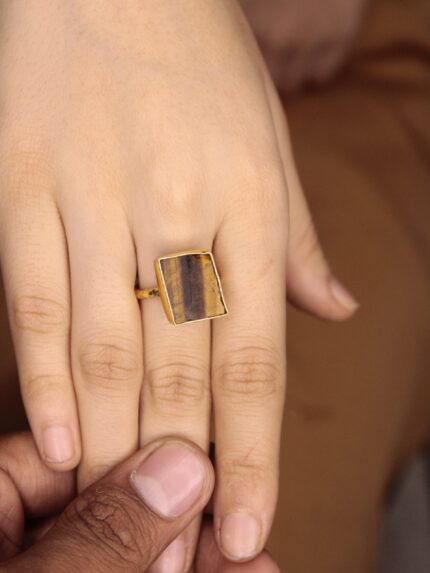 Elegant Contemporary Jewellery Piece 120