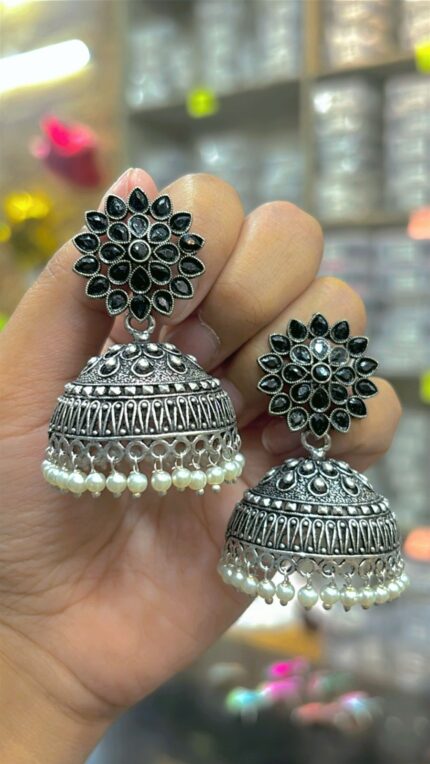 Elegant Contemporary Jewellery Piece 081
