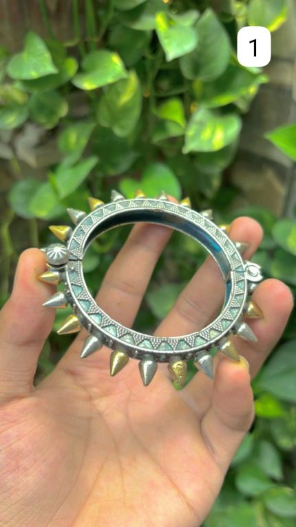 Elegant Contemporary Jewellery Piece 061