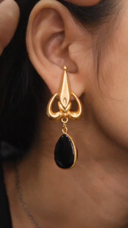 Elegant Contemporary Jewellery Piece 820