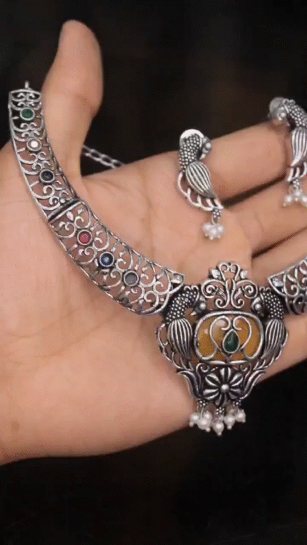 Elegant Contemporary Jewellery Piece 1183